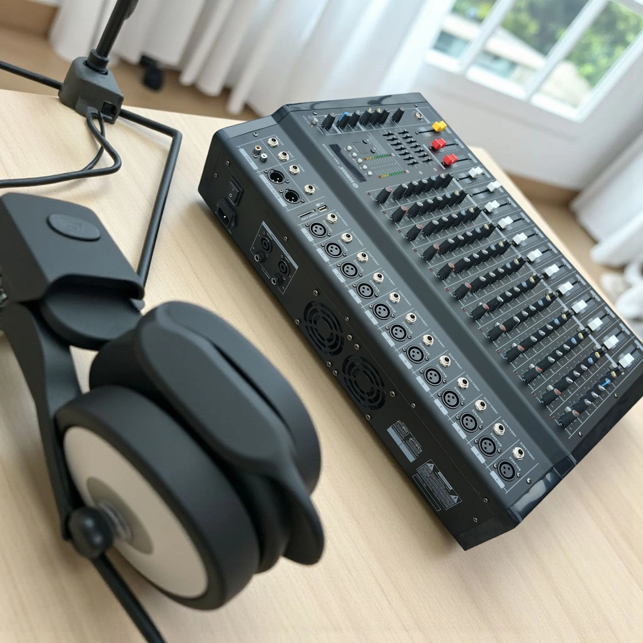 12 channels powered mixer