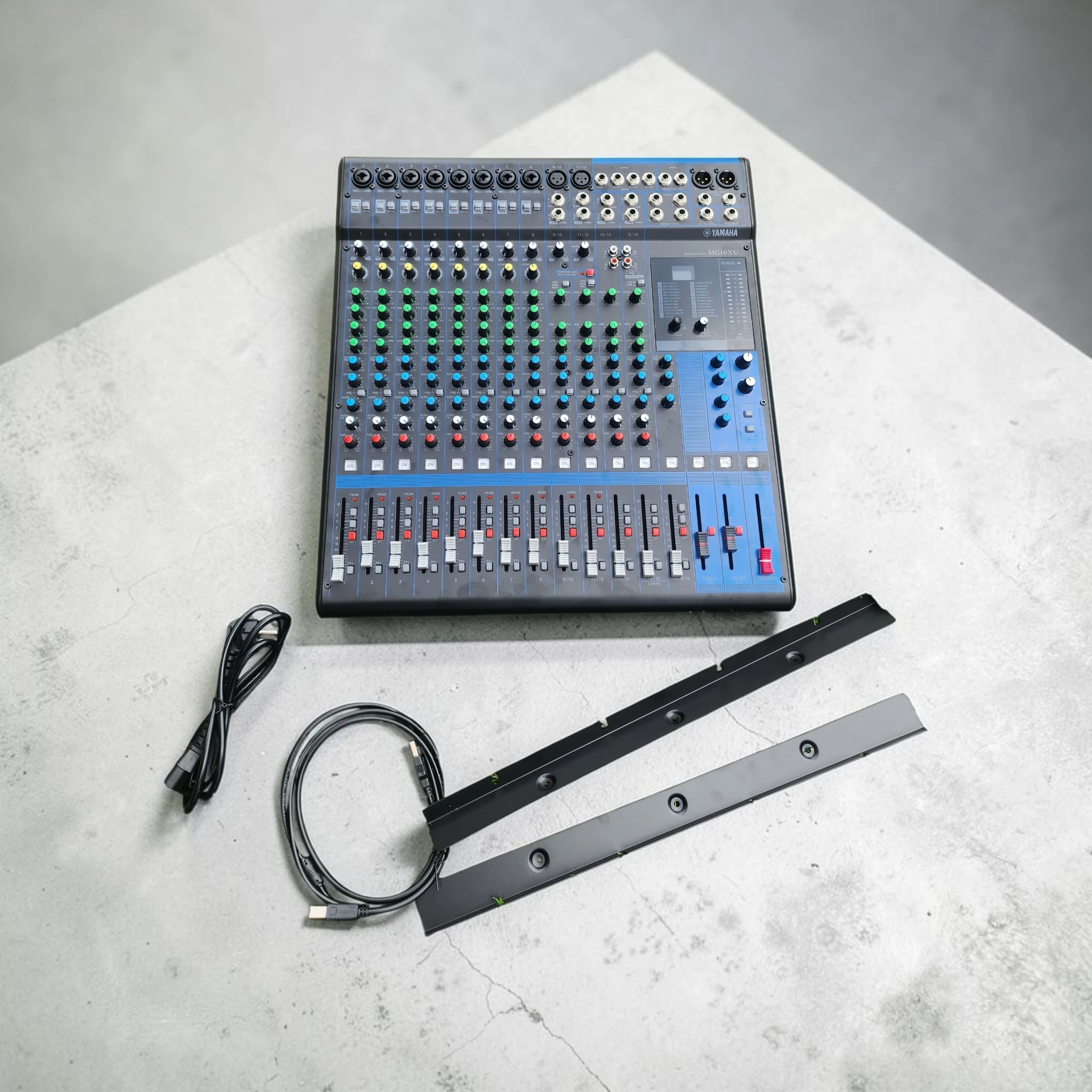 MG16XU 16-Channel Analog Mixer