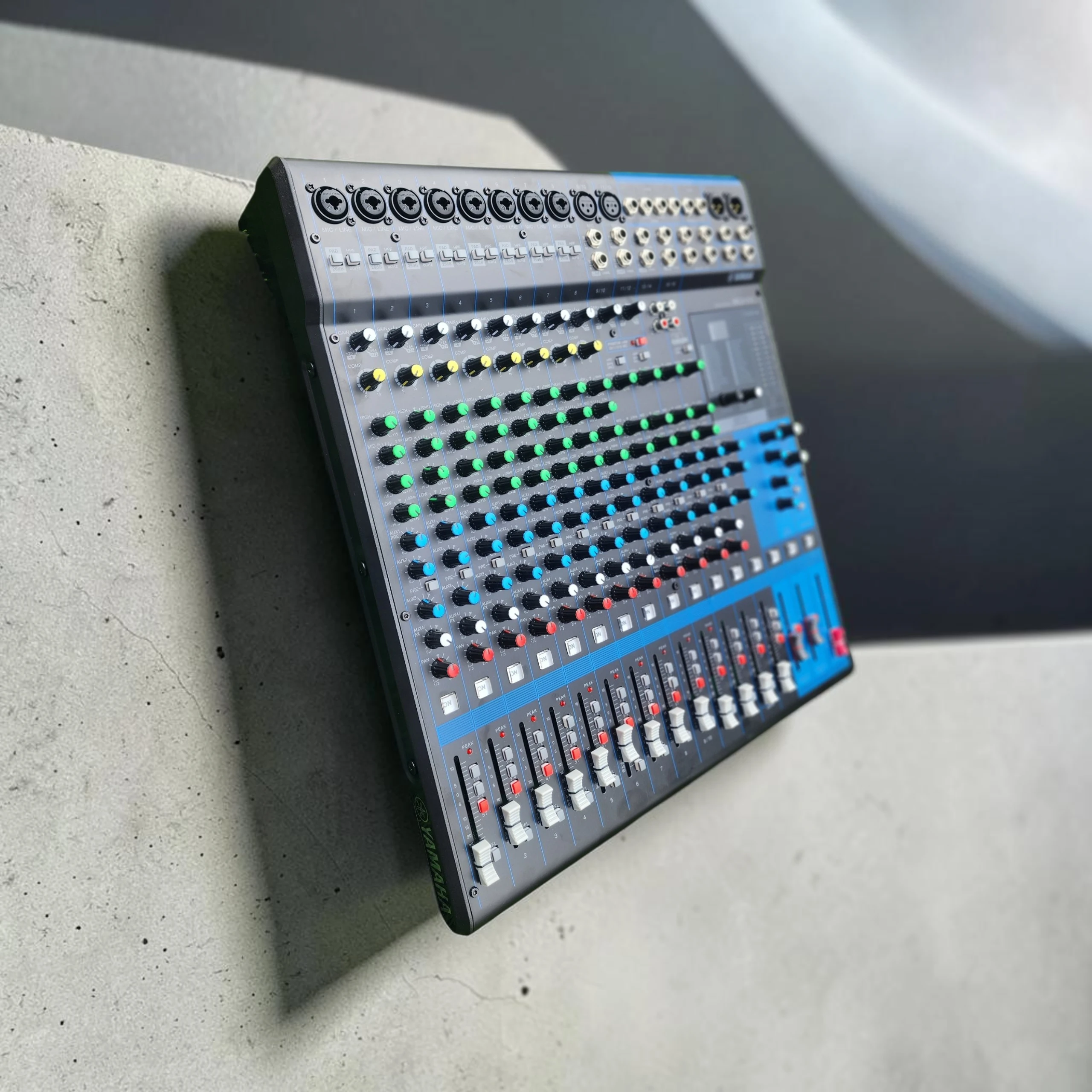 MG16XU 16-Channel Analog Mixer
