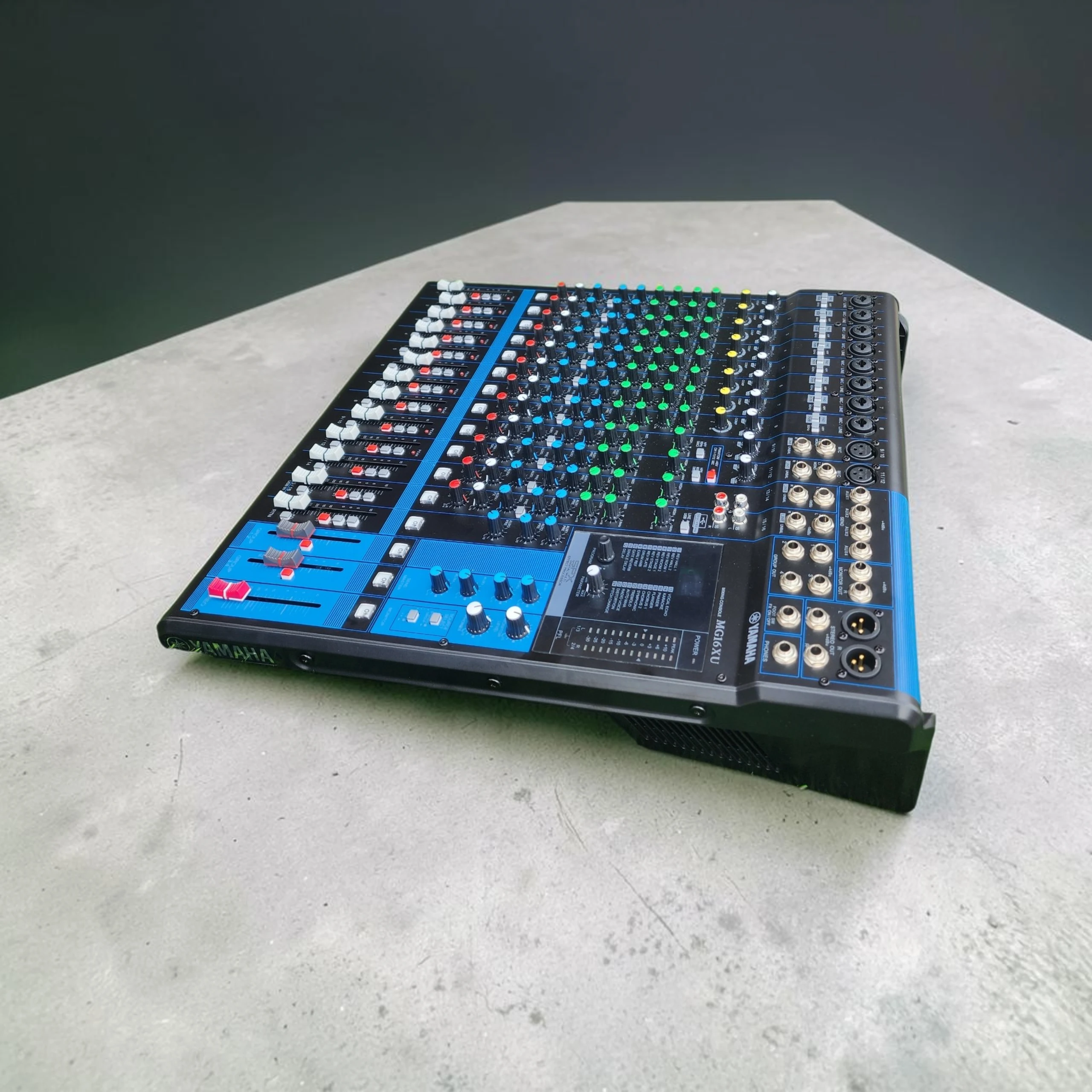 MG16XU 16-Channel Analog Mixer